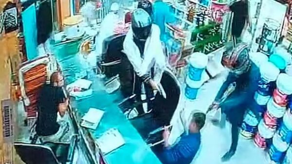 যুবদল নেতা গোলাম কিবরিয়াকে গত সোমবার গুলি করে হত্যা করে সন্ত্রাসীরাছবি: দোকানের সিসিটিভি ক্যামেরার ফুটেজ থেকে নেওয়া